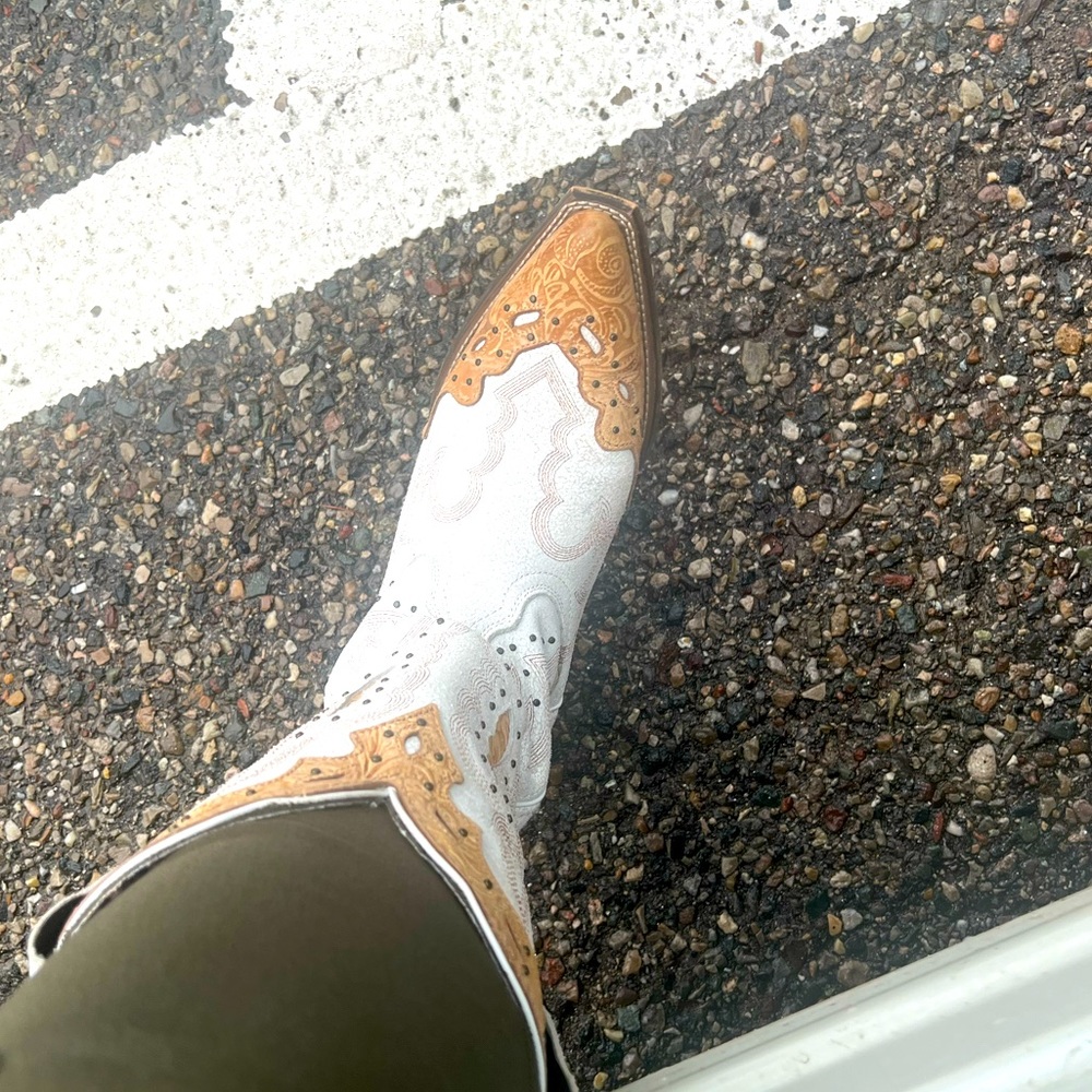 Laredo are Comfy! Detailed heeled cowgirl boots, white crackle with studs, size9